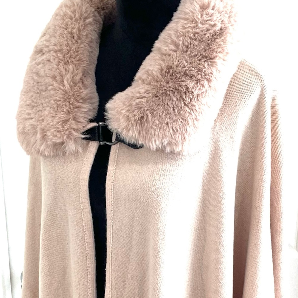 Chic Dusty Pink Knit Cape With Faux Fur Collar And Pockets